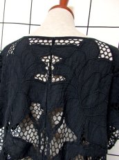 画像6: 透かし編み ブラック 透け感が可愛い レイヤードコーデにおすすめ レトロ ヨーロッパ古着 シャツ ブラウス ヴィンテージトップス【7358】 (6)