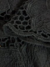 画像12: 透かし編み ブラック 透け感が可愛い レイヤードコーデにおすすめ レトロ ヨーロッパ古着 シャツ ブラウス ヴィンテージトップス【7358】 (12)