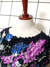 画像8: ポップコーントップス ブラック カラフル 花柄 レトロ ヴィンテージ ヨーロッパ古着 半袖 ブラウス シャツ (8)