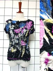 画像1: ポップコーントップス ブラック カラフル 花柄 レトロ ヴィンテージ ヨーロッパ古着 半袖 ブラウス シャツ (1)