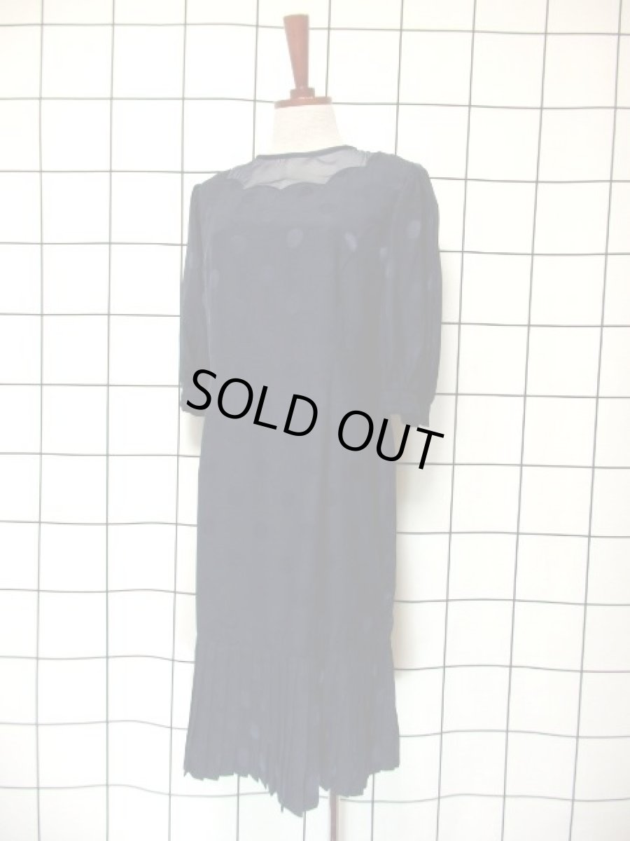 画像2: 濃淡の効いたドット柄 ネイビー クラシカル 70年代 透け感 裾プリーツ 昭和レトロ 国産古着 レトロヴィンテージドレス【7503】 (2)