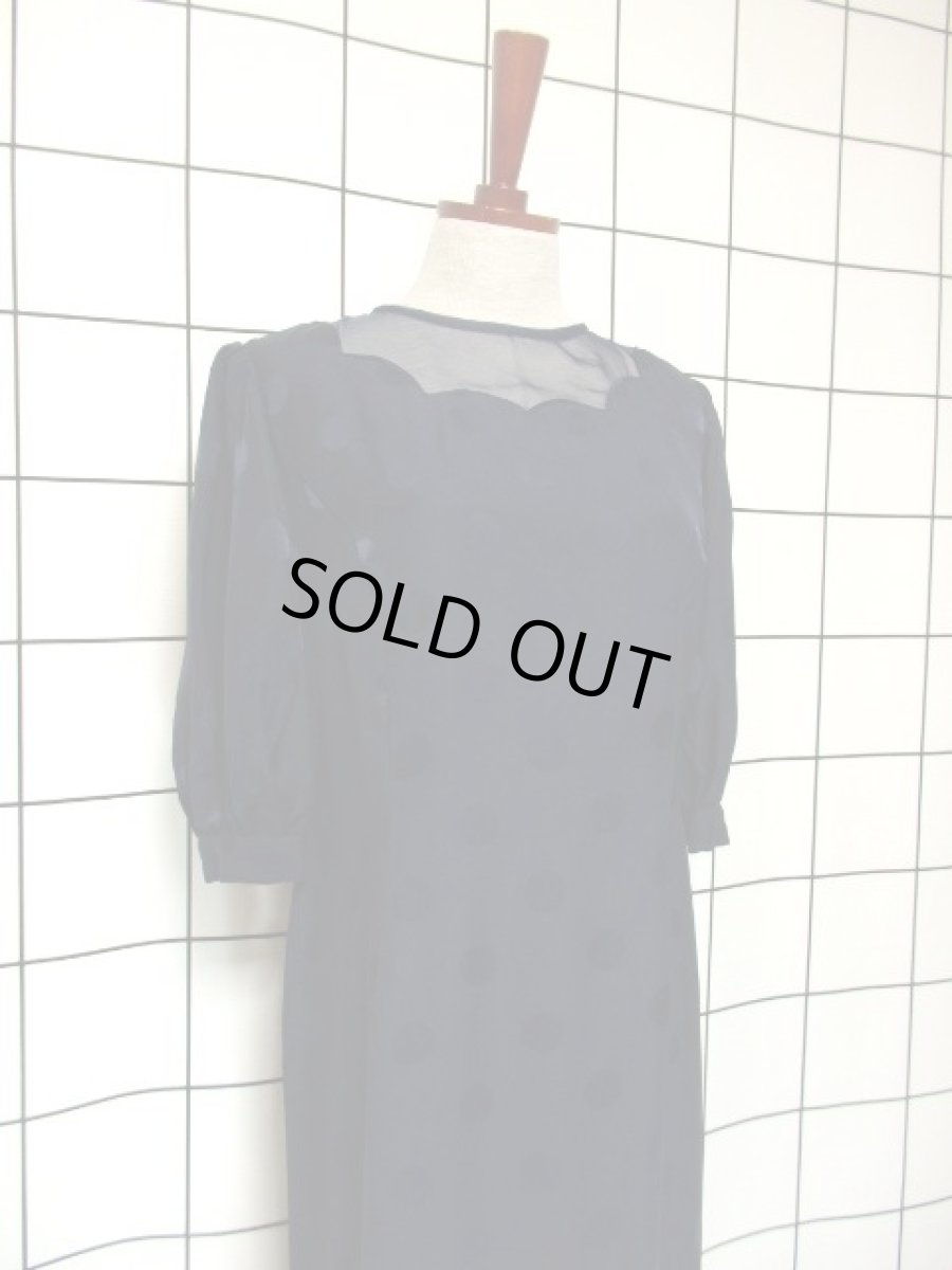 画像8: 濃淡の効いたドット柄 ネイビー クラシカル 70年代 透け感 裾プリーツ 昭和レトロ 国産古着 レトロヴィンテージドレス【7503】 (8)