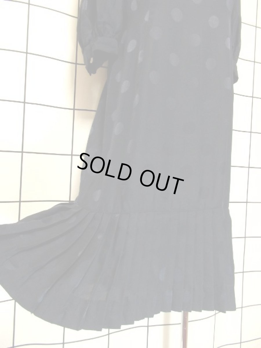 画像13: 濃淡の効いたドット柄 ネイビー クラシカル 70年代 透け感 裾プリーツ 昭和レトロ 国産古着 レトロヴィンテージドレス【7503】 (13)