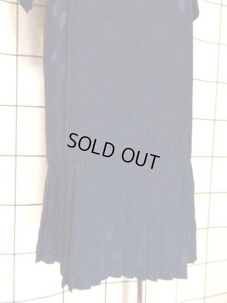 画像12: 濃淡の効いたドット柄 ネイビー クラシカル 70年代 透け感 裾プリーツ 昭和レトロ 国産古着 レトロヴィンテージドレス【7503】 (12)