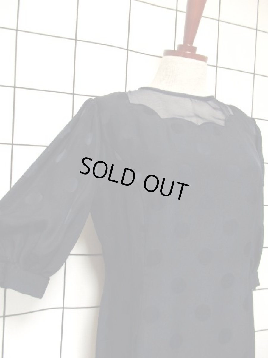 画像4: 濃淡の効いたドット柄 ネイビー クラシカル 70年代 透け感 裾プリーツ 昭和レトロ 国産古着 レトロヴィンテージドレス【7503】 (4)