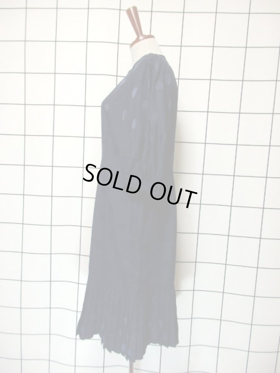 画像7: 濃淡の効いたドット柄 ネイビー クラシカル 70年代 透け感 裾プリーツ 昭和レトロ 国産古着 レトロヴィンテージドレス【7503】 (7)