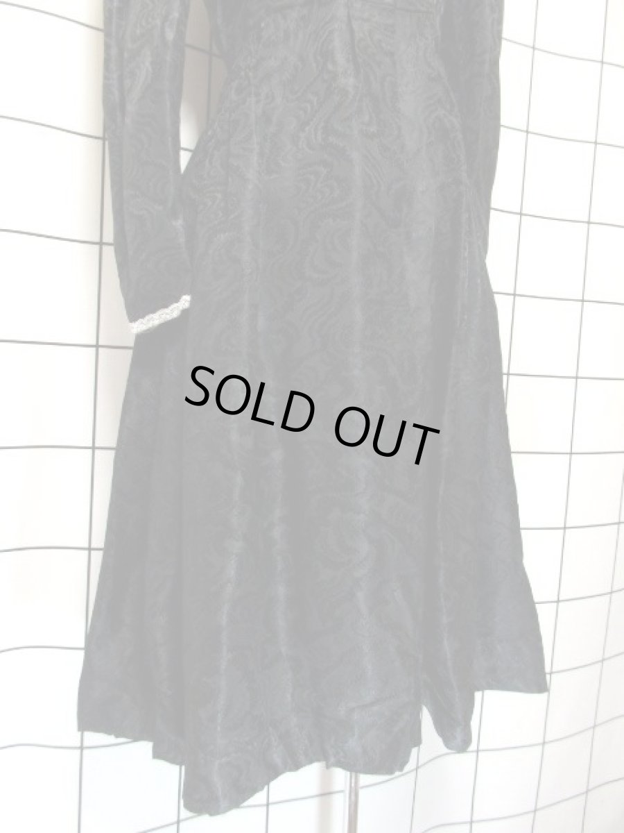 画像13: 濃淡の効いた織りデザイン ブラック レース 長袖 クラシカル ディアンドル チロルドレス ドイツ民族衣装 舞台 演奏会 フォークダンス オクトーバーフェスト【7597】 (13)