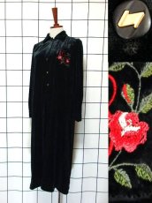 画像1: ベロア 刺繍 黒 ブラック 長袖 昭和レトロ 国産古着 ヴィンテージワンピース【7613】 (1)