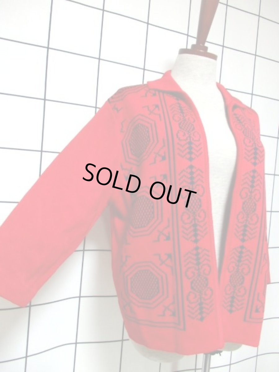 画像4: 羽織り フォークロア柄 レッド ブラック 長袖 レトロ ヨーロッパ古着 ヴィンテージアウター (4)