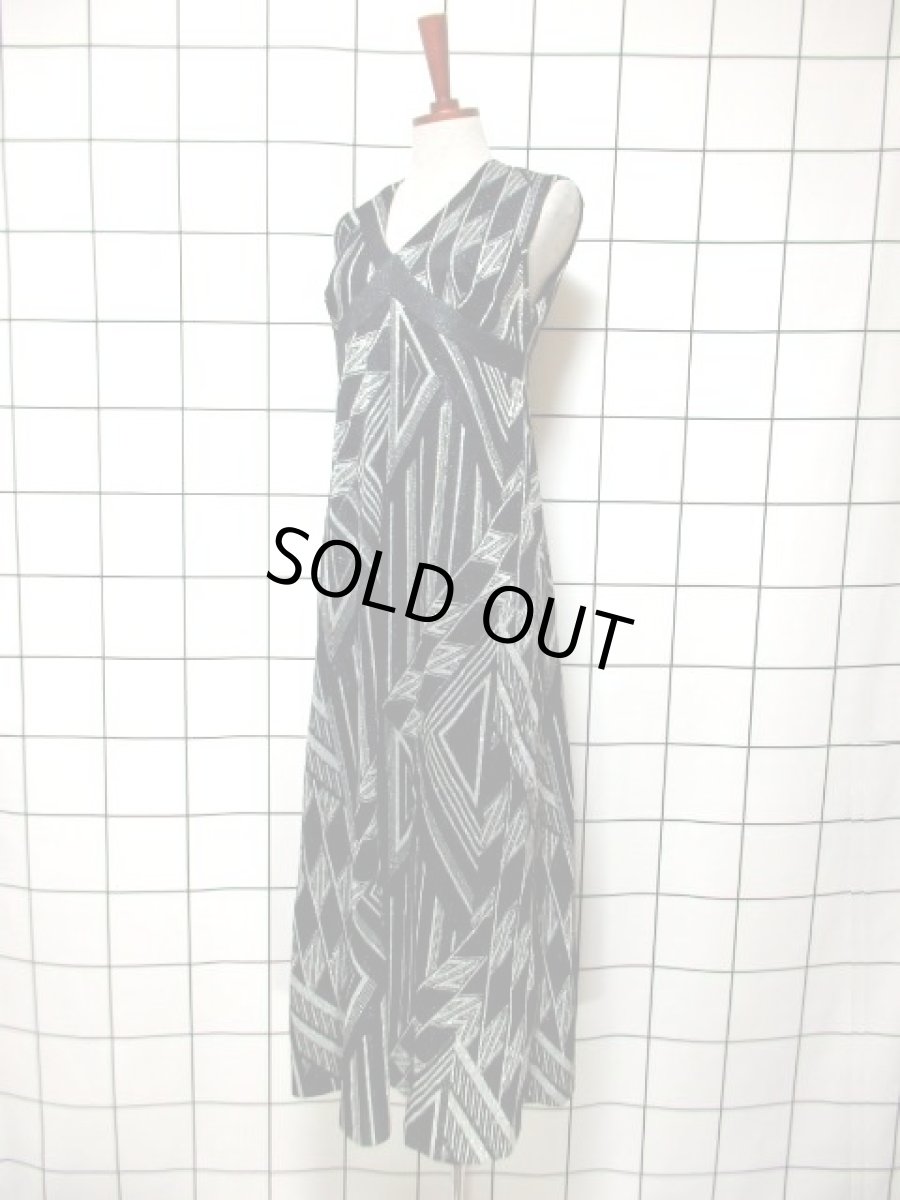 画像2: 幾何学模様織り  ブラック シルバー ラメ 衣装にもおすすめ ノースリーブ クラシカル レトロ ヨーロッパ古着 ヴィンテージドレス【7761】 (2)