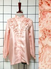 画像1: 贅沢なフロントレース装飾 ピンク 昭和レトロ 国産古着 長袖 シャツ ブラウス【7791】 (1)