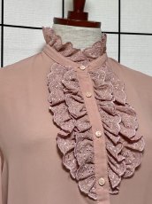 画像3: レトロブラウス 贅沢なフロントレース装飾 くすんたピンク古着 長袖 シャツ (3)