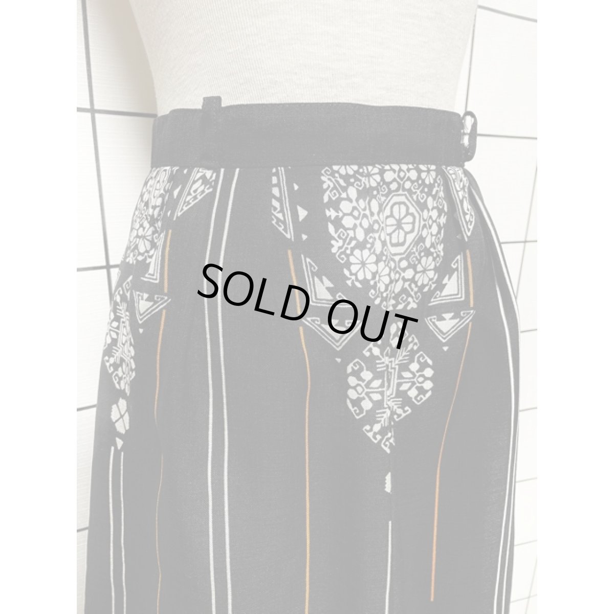 画像2: 花柄 ブラック 黒 昭和レトロ 国産古着 ヴィンテージスカート (2)