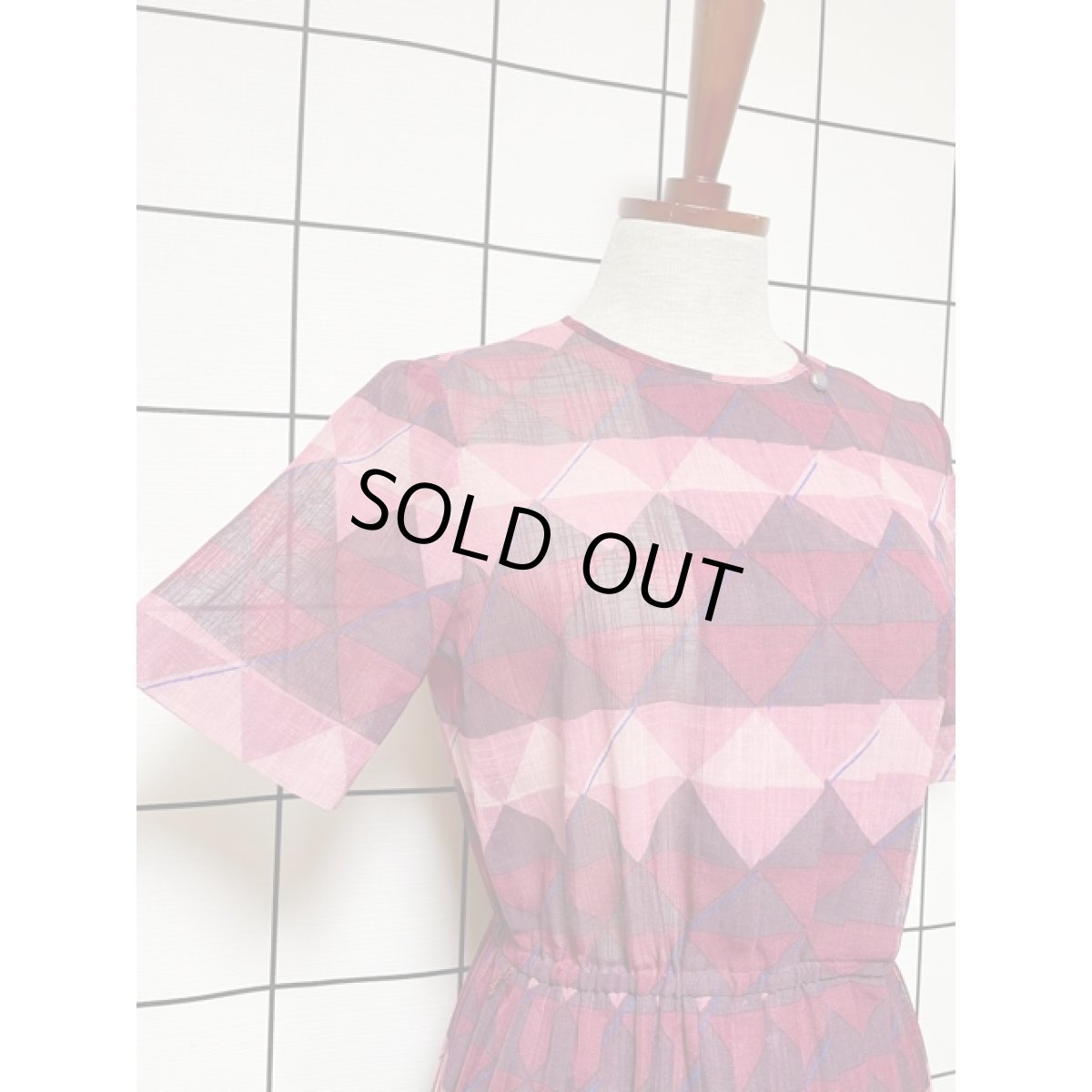 画像4: 幾何学調プリント 70年代 プリーツ ウエストゴム 落ち着いたカラーリング 半袖 昭和レトロ 国産古着 レトロワンピース 【7843】 (4)