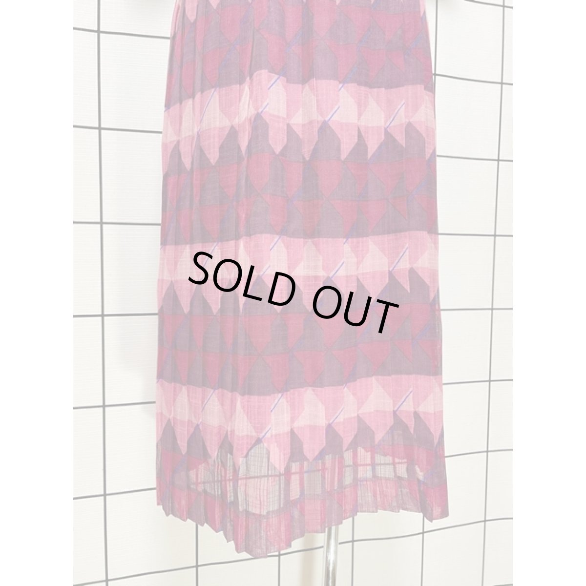 画像9: 幾何学調プリント 70年代 プリーツ ウエストゴム 落ち着いたカラーリング 半袖 昭和レトロ 国産古着 レトロワンピース 【7843】 (9)