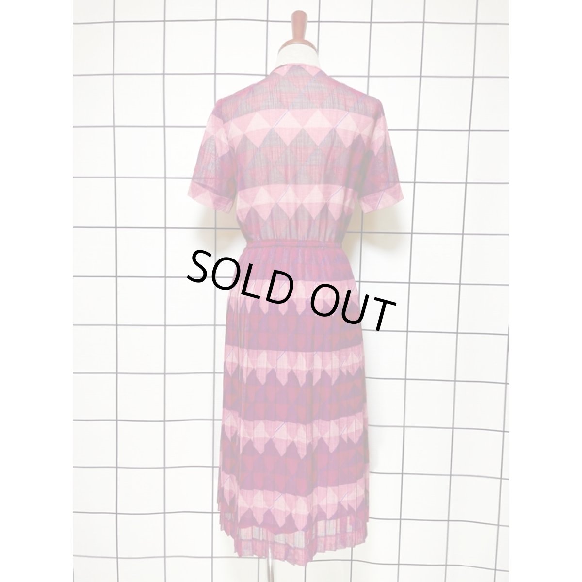 画像5: 幾何学調プリント 70年代 プリーツ ウエストゴム 落ち着いたカラーリング 半袖 昭和レトロ 国産古着 レトロワンピース 【7843】 (5)