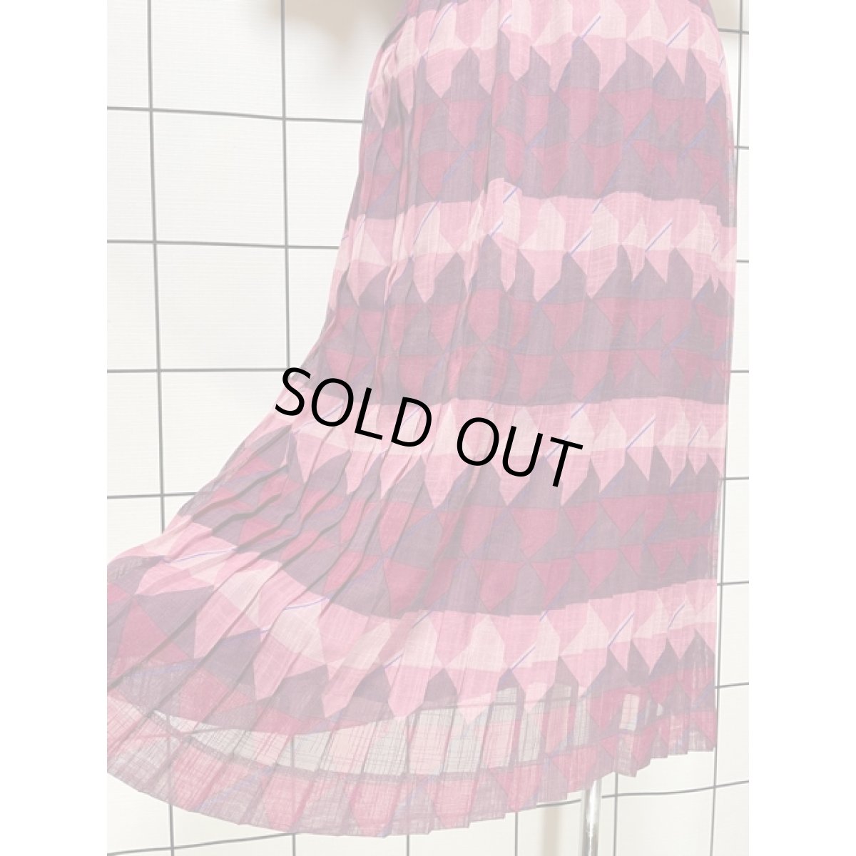 画像10: 幾何学調プリント 70年代 プリーツ ウエストゴム 落ち着いたカラーリング 半袖 昭和レトロ 国産古着 レトロワンピース 【7843】 (10)