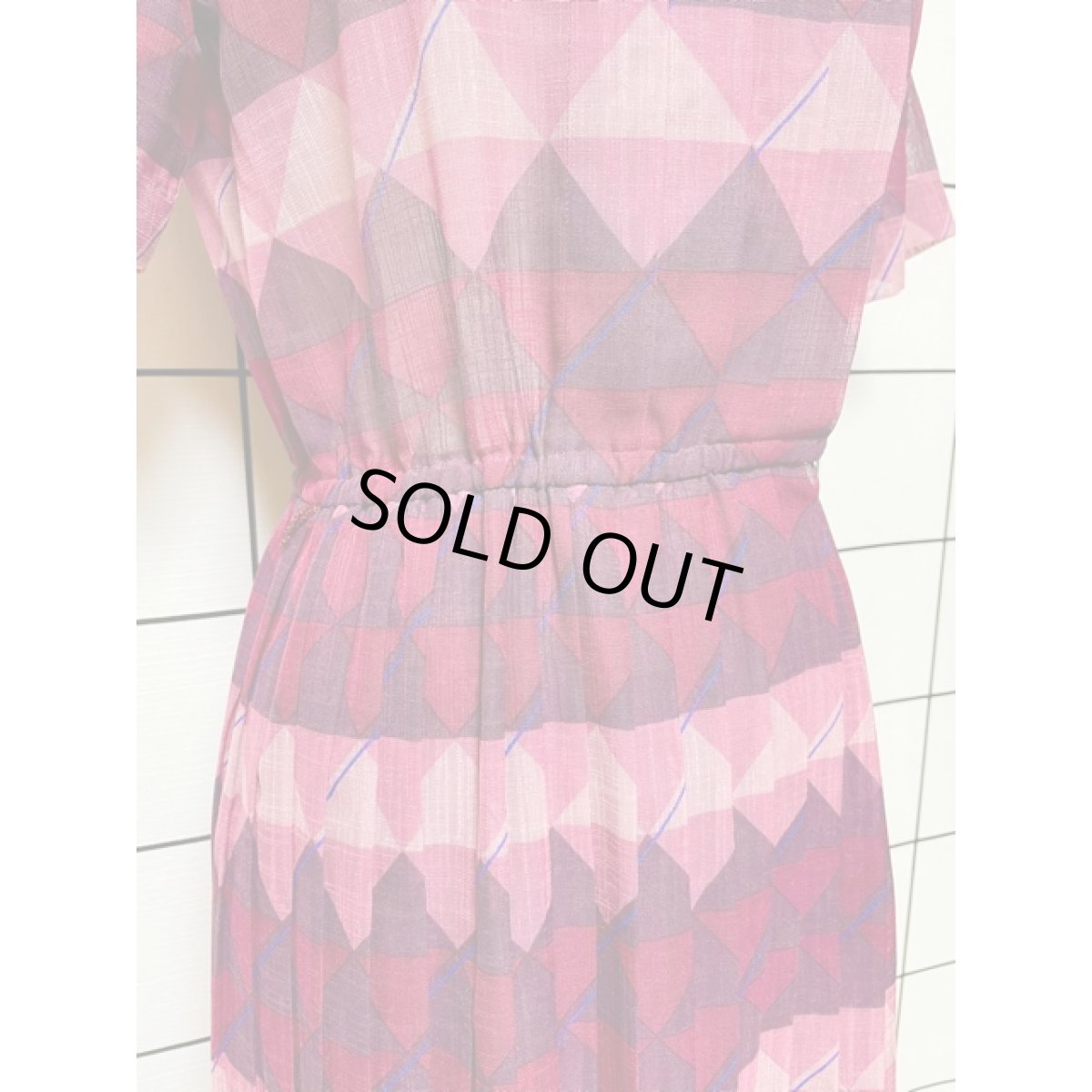 画像8: 幾何学調プリント 70年代 プリーツ ウエストゴム 落ち着いたカラーリング 半袖 昭和レトロ 国産古着 レトロワンピース 【7843】 (8)