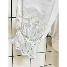 画像10: 見事なリーフ刺繍が素晴らしい ウエストリボン装飾 ヨーロッパ古着 ヴィンテージホワイトブラウス (10)