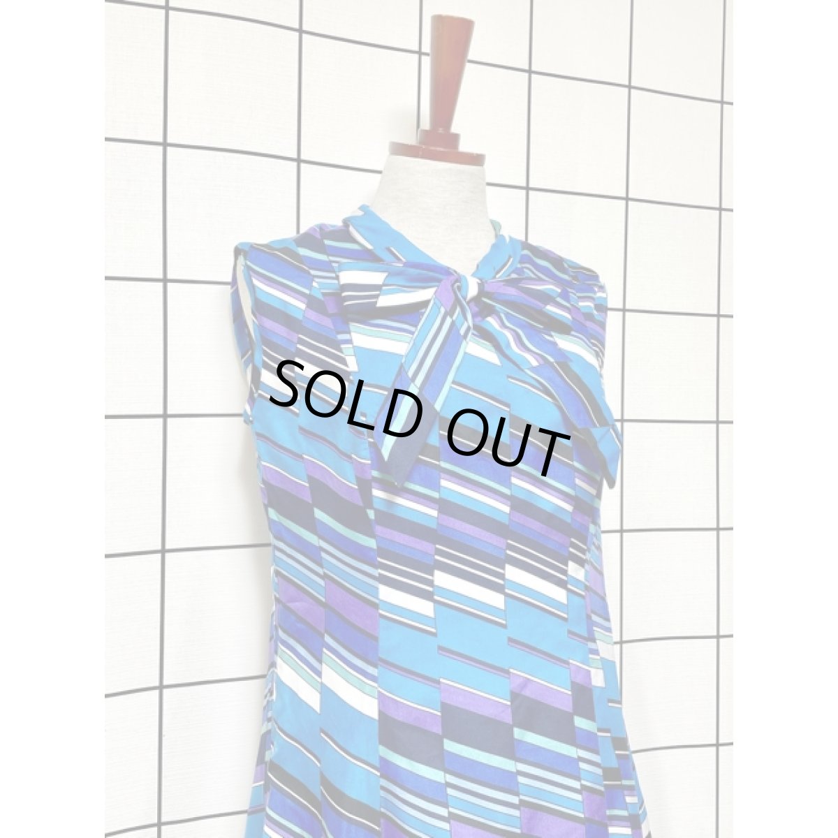 画像7: 斜めストライプ ブルー 首元リボン結び 大人可愛い ノースリーブ レトロ ヨーロッパ古着 ヴィンテージワンピース【7858】 (7)