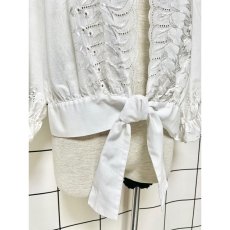 画像11: 見事なリーフ刺繍が素晴らしい ウエストリボン装飾 ヨーロッパ古着 ヴィンテージホワイトブラウス (11)