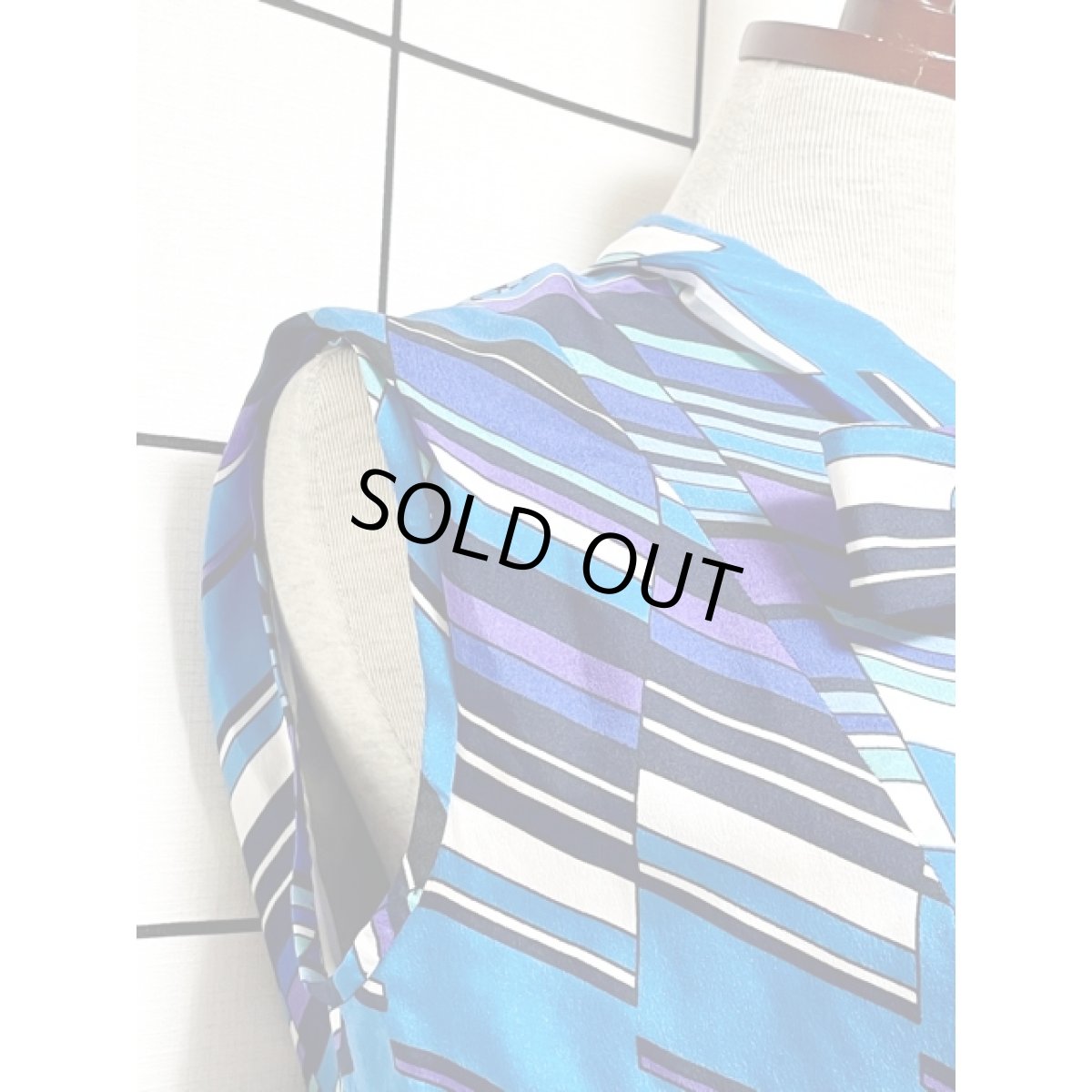 画像9: 斜めストライプ ブルー 首元リボン結び 大人可愛い ノースリーブ レトロ ヨーロッパ古着 ヴィンテージワンピース【7858】 (9)