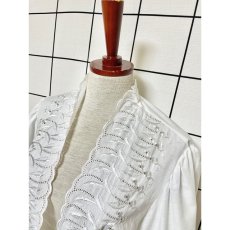 画像8: 見事なリーフ刺繍が素晴らしい ウエストリボン装飾 ヨーロッパ古着 ヴィンテージホワイトブラウス (8)