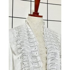 画像3: 見事なリーフ刺繍が素晴らしい ウエストリボン装飾 ヨーロッパ古着 ヴィンテージホワイトブラウス (3)