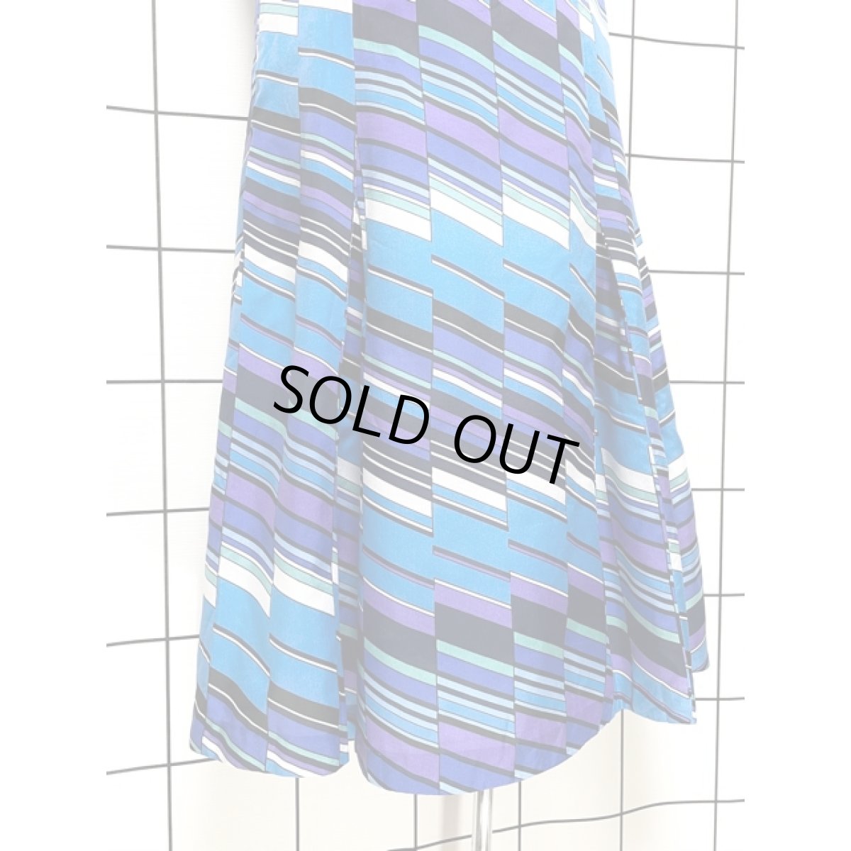 画像4: 斜めストライプ ブルー 首元リボン結び 大人可愛い ノースリーブ レトロ ヨーロッパ古着 ヴィンテージワンピース【7858】 (4)