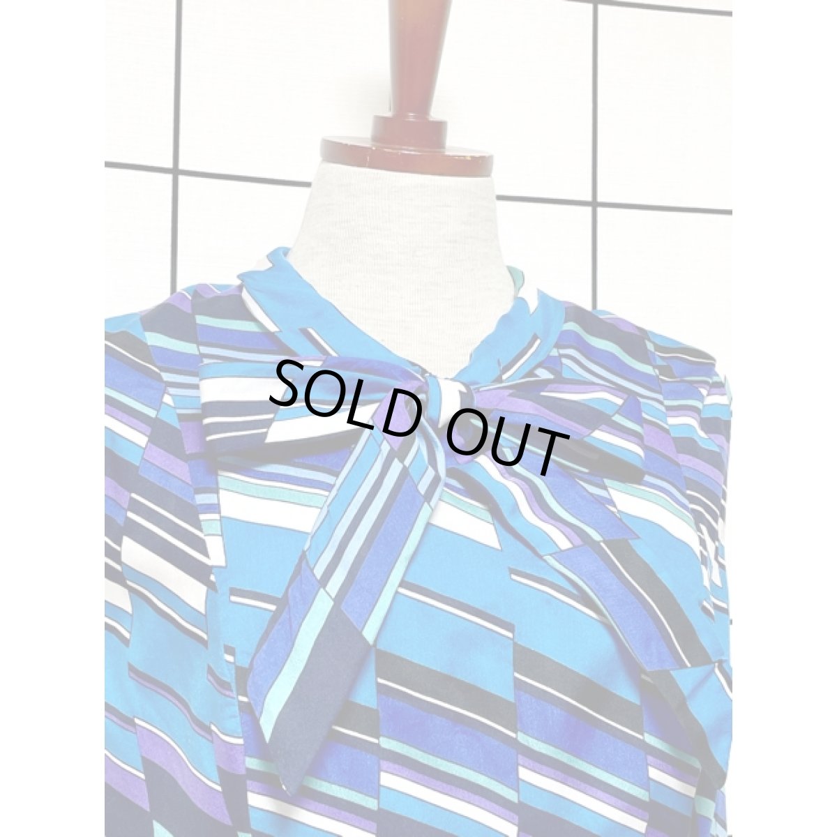 画像3: 斜めストライプ ブルー 首元リボン結び 大人可愛い ノースリーブ レトロ ヨーロッパ古着 ヴィンテージワンピース【7858】 (3)