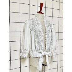 画像7: 見事なリーフ刺繍が素晴らしい ウエストリボン装飾 ヨーロッパ古着 ヴィンテージホワイトブラウス (7)