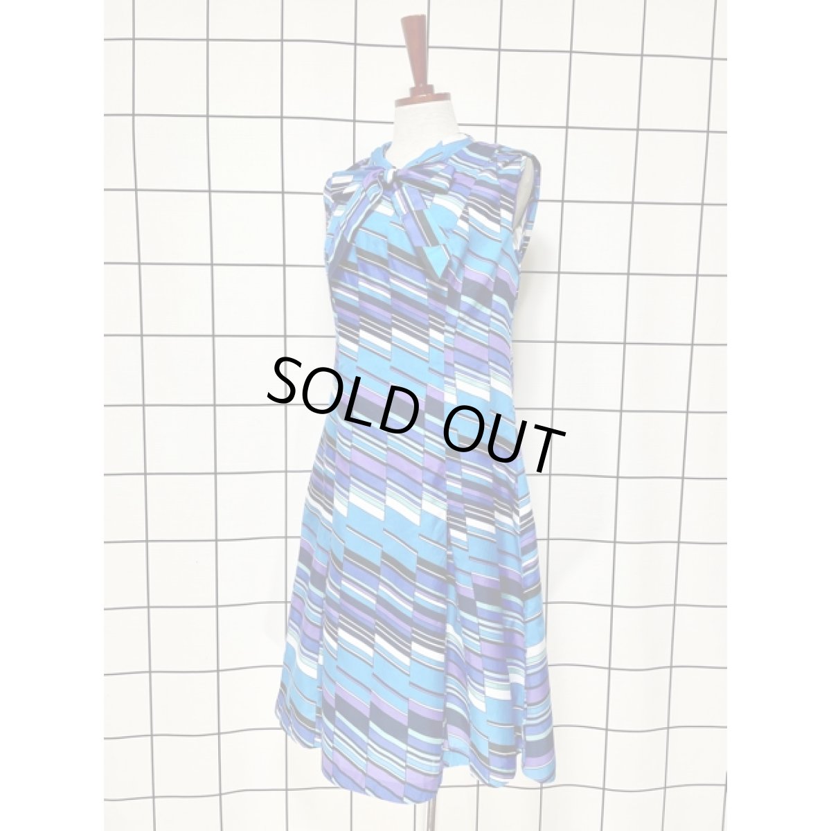 画像2: 斜めストライプ ブルー 首元リボン結び 大人可愛い ノースリーブ レトロ ヨーロッパ古着 ヴィンテージワンピース【7858】 (2)