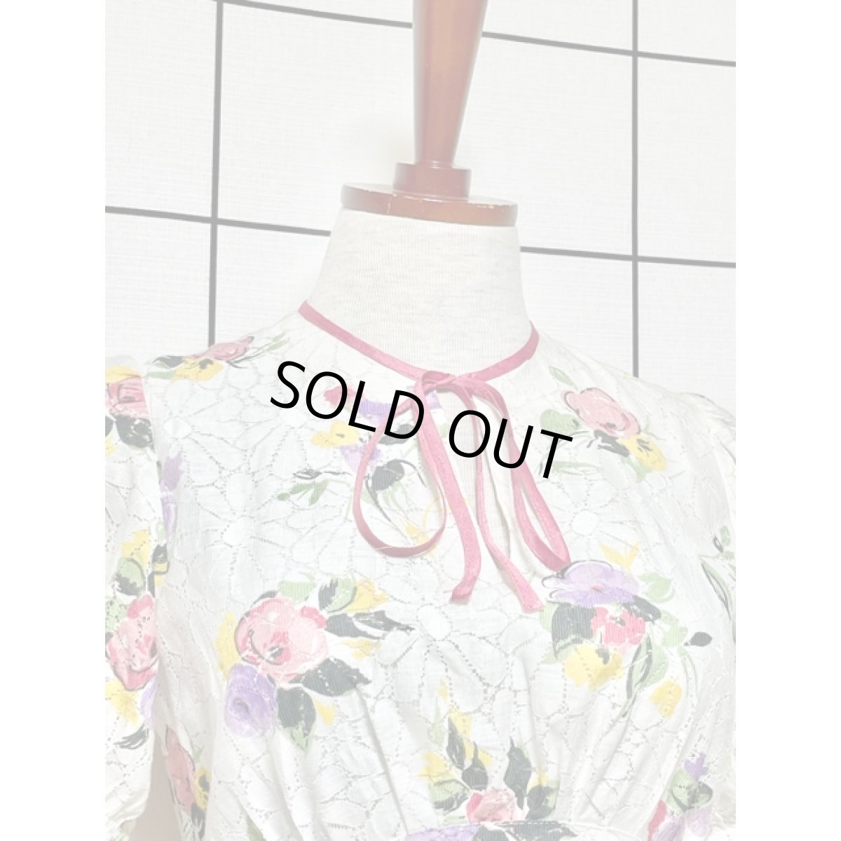 画像3: 総フラワーレース 花柄 ホワイト 首元ウエストリボン 半袖 レトロ ヨーロッパ古着 ヴィンテージドレス【7869】 (3)