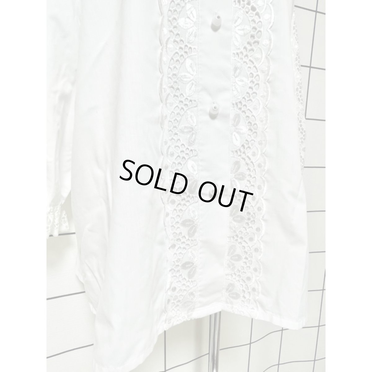 画像9: カットワークレース お花刺繍 ホワイト フリル襟 レトロボタン クラシカル ディアンドル チロルブラウス ドイツ民族衣装 舞台 演奏会 フォークダンス オクトーバーフェスト (9)