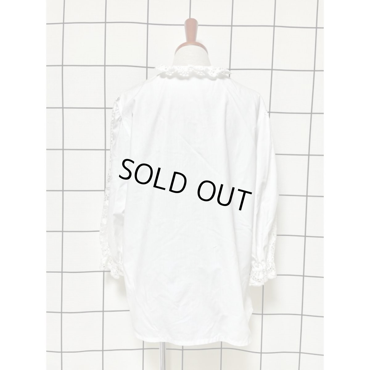 画像5: カットワークレース お花刺繍 ホワイト フリル襟 レトロボタン クラシカル ディアンドル チロルブラウス ドイツ民族衣装 舞台 演奏会 フォークダンス オクトーバーフェスト (5)