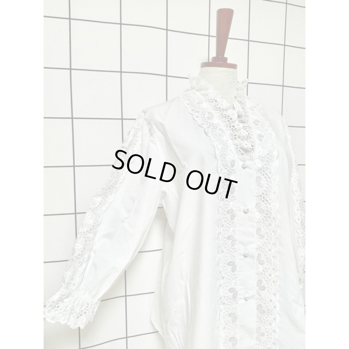 画像4: カットワークレース お花刺繍 ホワイト フリル襟 レトロボタン クラシカル ディアンドル チロルブラウス ドイツ民族衣装 舞台 演奏会 フォークダンス オクトーバーフェスト (4)