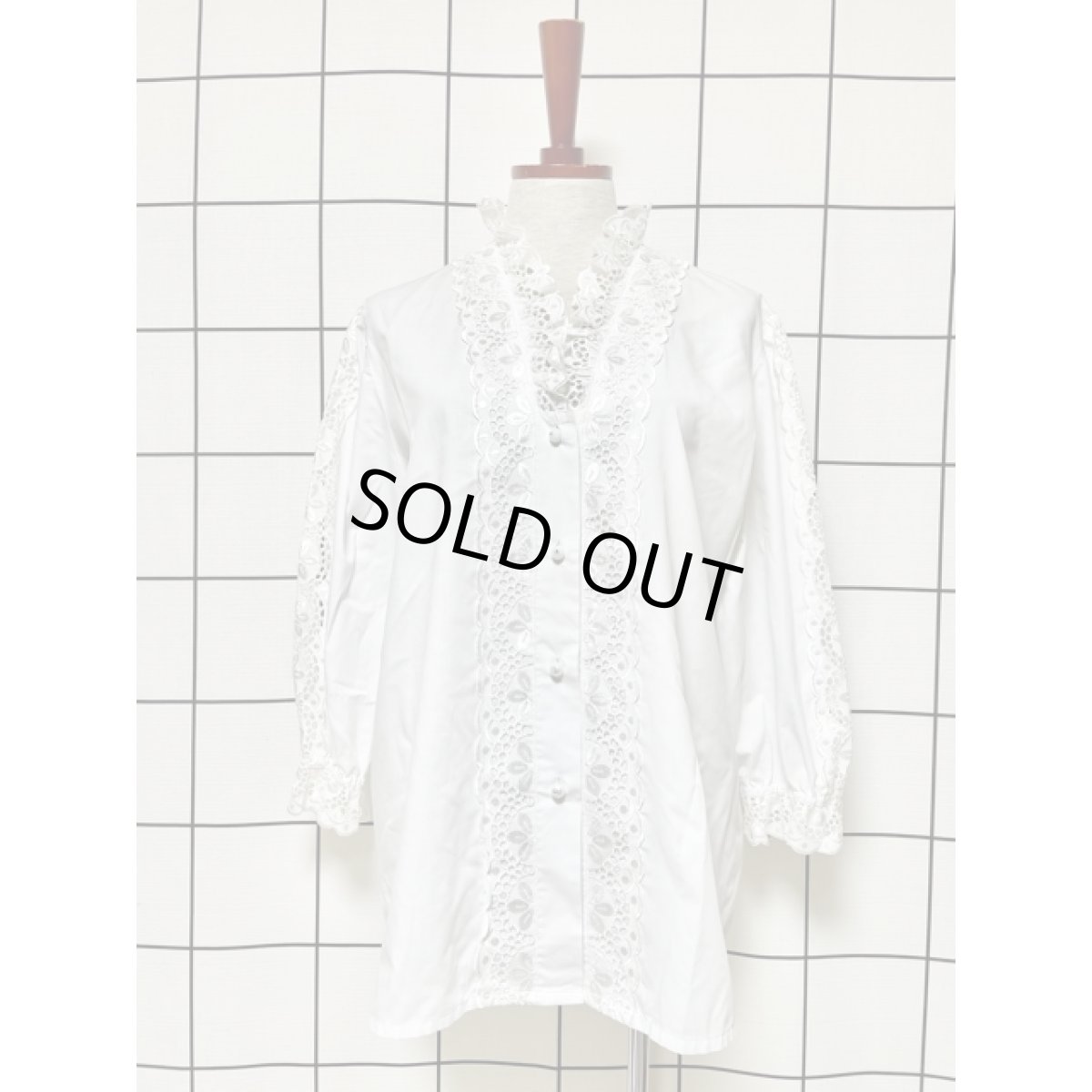 画像2: カットワークレース お花刺繍 ホワイト フリル襟 レトロボタン クラシカル ディアンドル チロルブラウス ドイツ民族衣装 舞台 演奏会 フォークダンス オクトーバーフェスト (2)