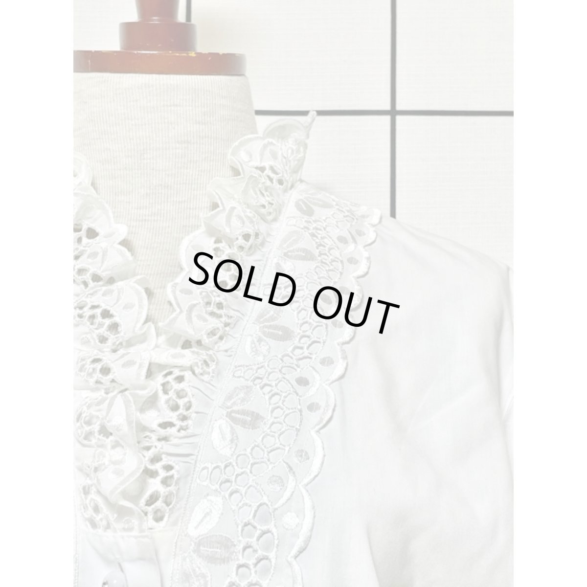 画像8: カットワークレース お花刺繍 ホワイト フリル襟 レトロボタン クラシカル ディアンドル チロルブラウス ドイツ民族衣装 舞台 演奏会 フォークダンス オクトーバーフェスト (8)