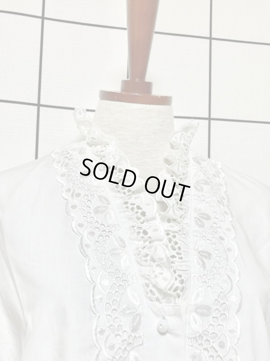 画像3: カットワークレース お花刺繍 ホワイト フリル襟 レトロボタン クラシカル ディアンドル チロルブラウス ドイツ民族衣装 舞台 演奏会 フォークダンス オクトーバーフェスト (3)