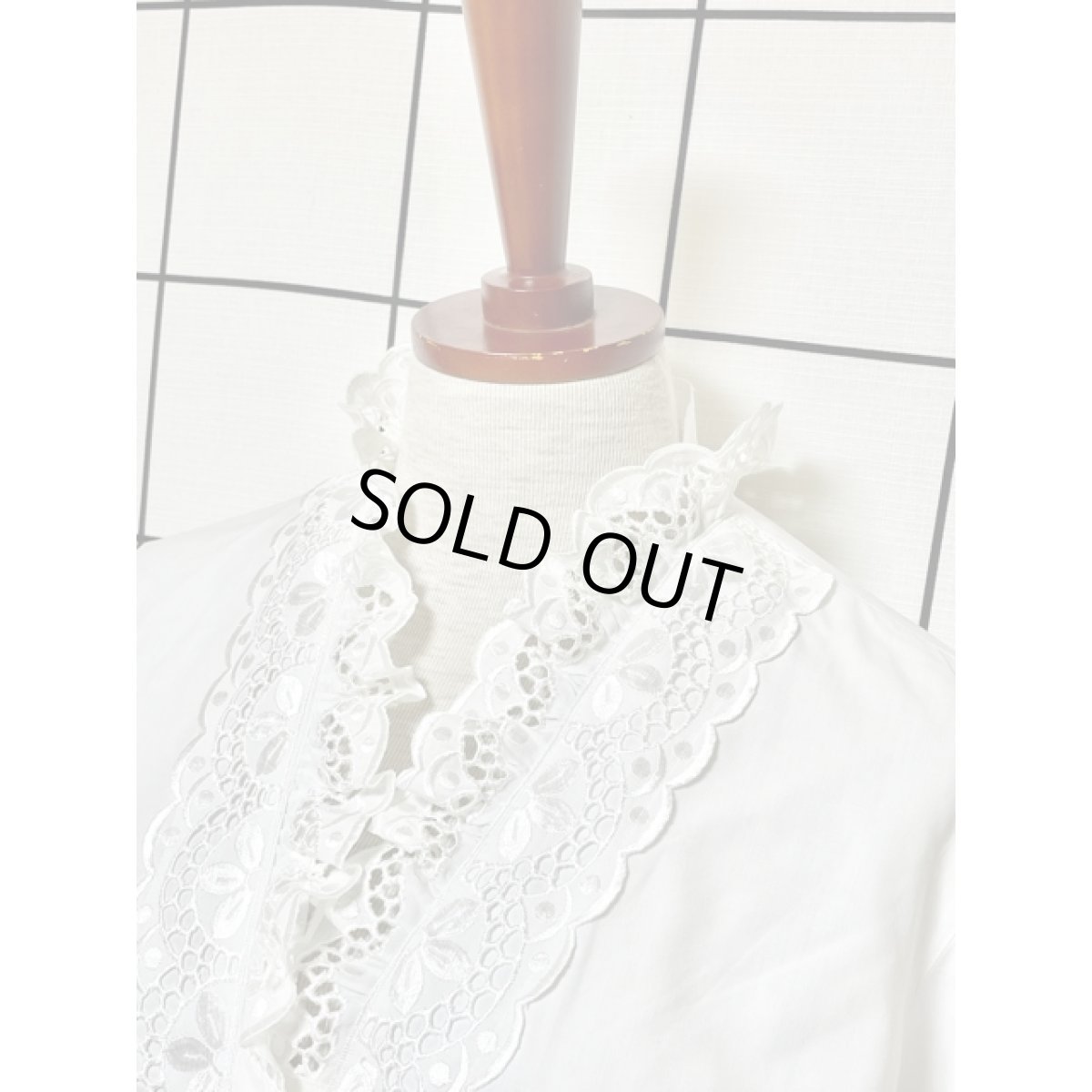 画像7: カットワークレース お花刺繍 ホワイト フリル襟 レトロボタン クラシカル ディアンドル チロルブラウス ドイツ民族衣装 舞台 演奏会 フォークダンス オクトーバーフェスト (7)