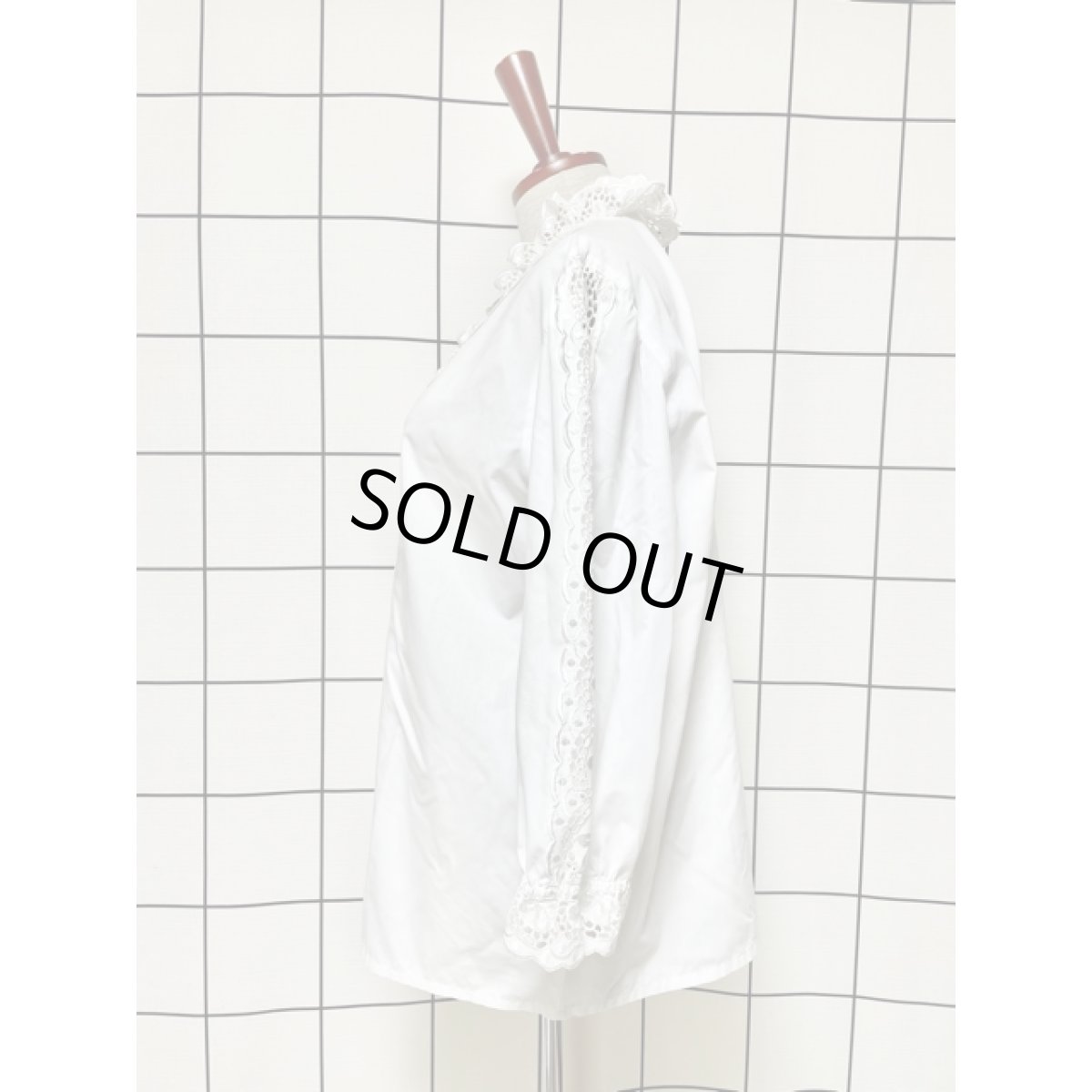 画像6: カットワークレース お花刺繍 ホワイト フリル襟 レトロボタン クラシカル ディアンドル チロルブラウス ドイツ民族衣装 舞台 演奏会 フォークダンス オクトーバーフェスト (6)