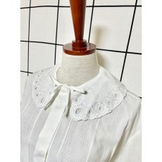 画像7: カットワークデザインの大きな襟が可愛い 首元リボン ヨーロッパ古着 ヴィンテージホワイトブラウス (7)