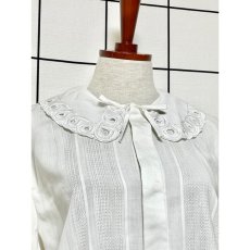 画像3: カットワークデザインの大きな襟が可愛い 首元リボン ヨーロッパ古着 ヴィンテージホワイトブラウス (3)