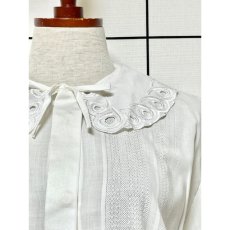 画像8: カットワークデザインの大きな襟が可愛い 首元リボン ヨーロッパ古着 ヴィンテージホワイトブラウス (8)