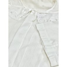 画像11: カットワークデザインの大きな襟が可愛い 首元リボン ヨーロッパ古着 ヴィンテージホワイトブラウス (11)
