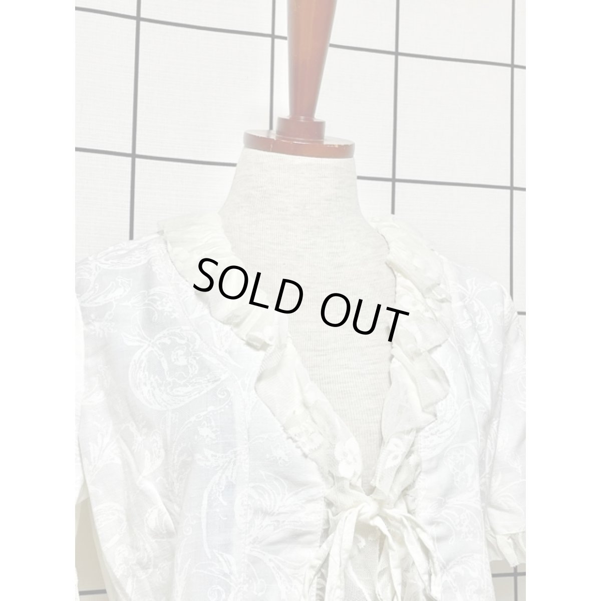 画像3: 濃淡の効いたボタニカル柄 レースデザイン フロントリボン装飾 ヨーロッパ古着 ヴィンテージホワイトブラウス (3)