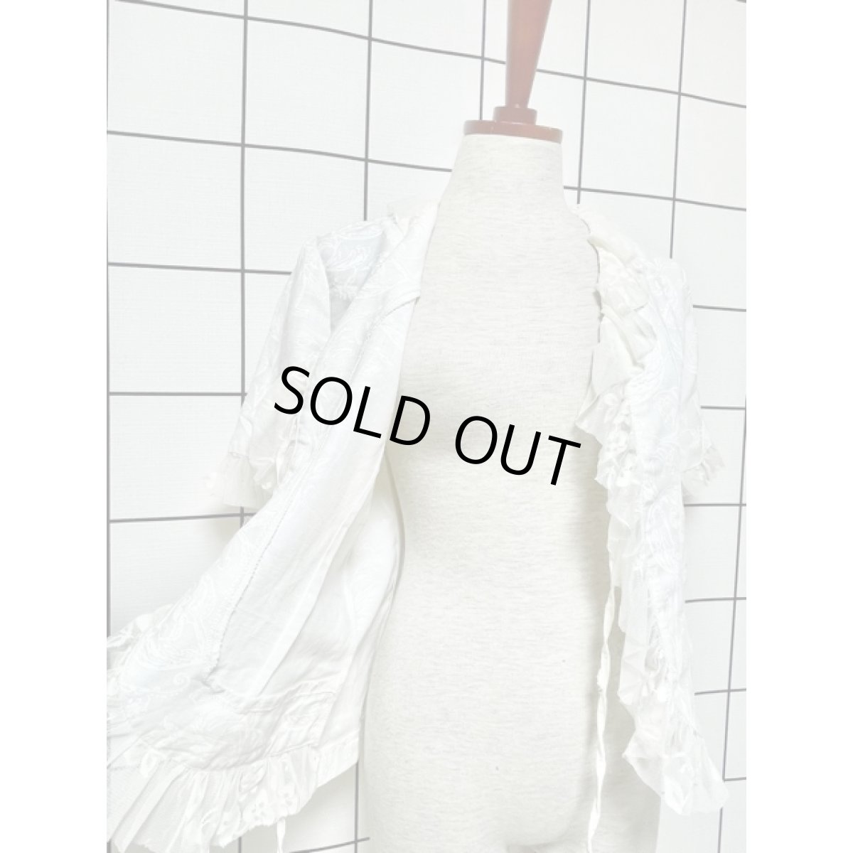 画像10: 濃淡の効いたボタニカル柄 レースデザイン フロントリボン装飾 ヨーロッパ古着 ヴィンテージホワイトブラウス (10)