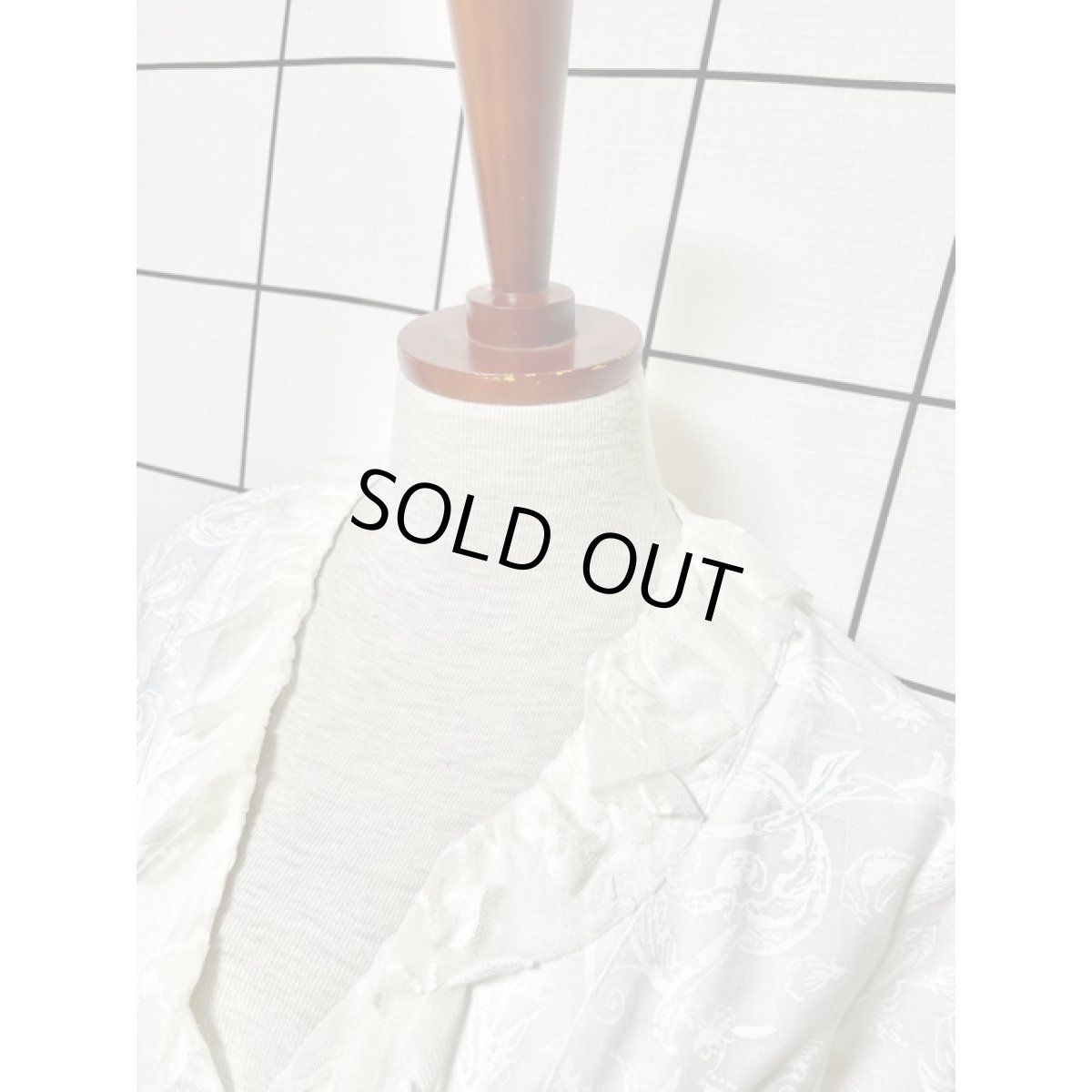 画像6: 濃淡の効いたボタニカル柄 レースデザイン フロントリボン装飾 ヨーロッパ古着 ヴィンテージホワイトブラウス (6)