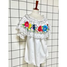 画像6: お花刺繍 透かし編みレース ホワイト フォークロア レトロ 半袖 ヨーロッパ古着 ヴィンテージ刺繍ブラウス (6)