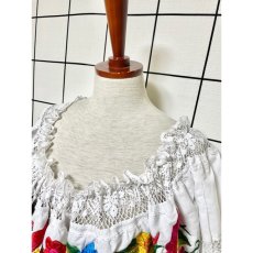 画像7: お花刺繍 透かし編みレース ホワイト フォークロア レトロ 半袖 ヨーロッパ古着 ヴィンテージ刺繍ブラウス (7)